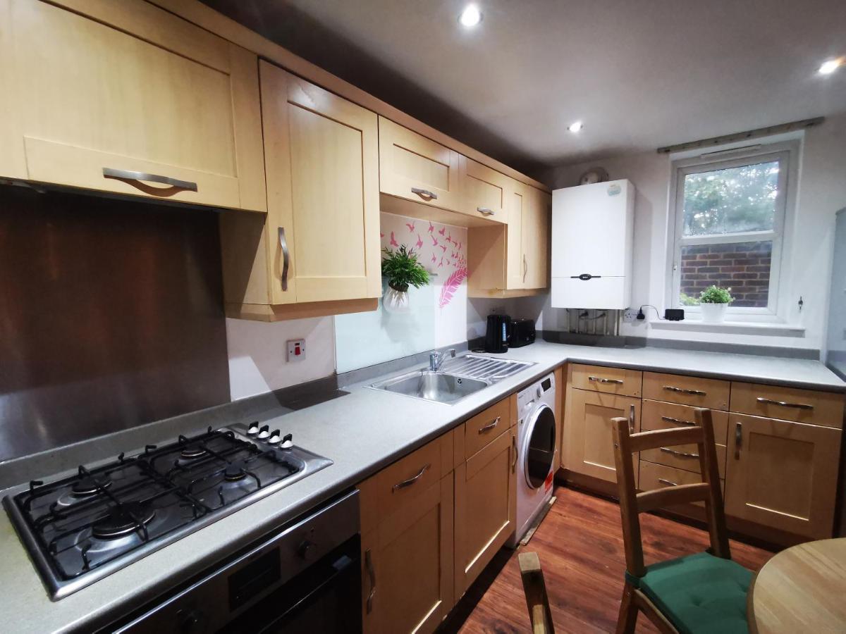 London 2 Bed 2 Bath Apartment Holiday Home - Free Parking - 3Min Walk To The Train Station - 19Min To London Liverpool Street 5Min To Victoria Line 1Gb Broadband Super Fast Internet Ground Floor 100S Of Shops Restaurants Bakeries 24-Hour Asda Superst Exterior photo