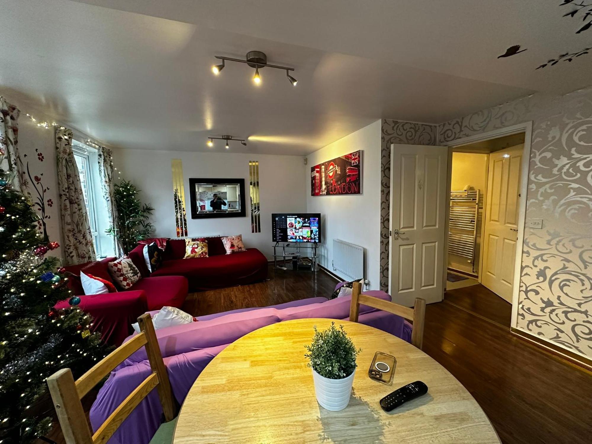 London 2 Bed 2 Bath Apartment Holiday Home - Free Parking - 3Min Walk To The Train Station - 19Min To London Liverpool Street 5Min To Victoria Line 1Gb Broadband Super Fast Internet Ground Floor 100S Of Shops Restaurants Bakeries 24-Hour Asda Superst Exterior photo